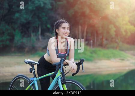 Road Bicycle Outdoors sport teen girl felice sorridente con attività ciclistica per un concetto di stile di vita sano Foto Stock