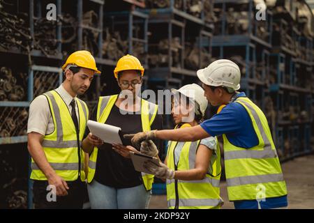 un gruppo di ingegneri del settore che lavorano insieme aiutano a risolvere i problemi nella fabbrica di metalli Foto Stock