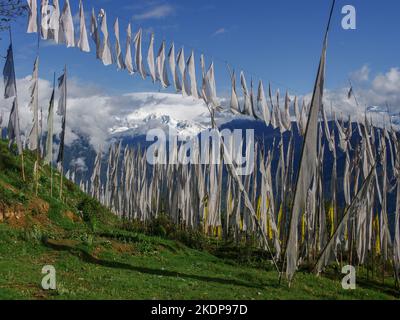 Bellissimo paesaggio montano di Kangchenjunga innevata vista attraverso bandiere di preghiera buddhiste e striscioni a Peling, Sikkim, India Foto Stock