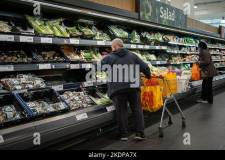 File foto datata 15/10/21 di acquirenti in un supermercato, come milioni di famiglie stanno saltando i pasti o trovando difficile mettere cibo sano sul tavolo, mentre lottano con la crisi del costo della vita, che? la ricerca suggerisce. Foto Stock