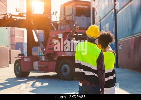 Team doganale controllo dei container carico di lavoro di lavoratori che lavorano insieme nel cantiere dei container portuali per il concetto di gestione delle spedizioni Foto Stock