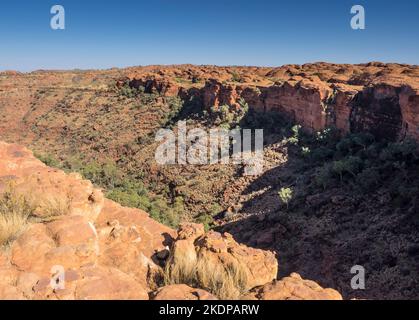 Kings Canyon dal South Wall of the Rim Walk, Watarrka National Park, Northern Territory, Australia Foto Stock