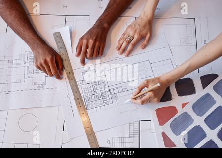 Vista dall'alto di due architetti che lavorano sulle planimetrie per il progetto di interior design Foto Stock