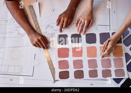 Vista dall'alto di due architetti che lavorano alla scelta del colore per un progetto di interior design Foto Stock