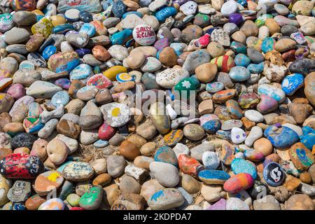 Ciottoli di Avon Beach - ciottoli dipinti su Avon Beach, Mudeford, Christchurch, Dorset UK nel mese di giugno Foto Stock