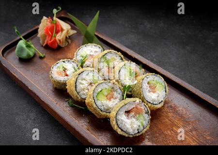 Sushi roll Banzai su una tavola di legno, su cemento scuro Foto Stock