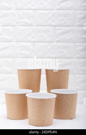 Set di contenitori vuoti per alimenti da portare via. Pacchetto ecologico individuale. Vasellame di carta ecologica. Concetto di riciclaggio o di ecocompatibilità. Zero sprechi Foto Stock