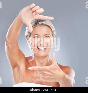 Immagine cornice viso mano, donna felice e anziana con un sorriso dal benessere della pelle e la bellezza. Ritratto di una persona anziana modello sensazione di felicità da Foto Stock