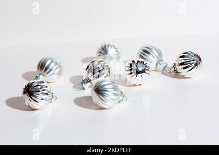 Elegante composizione natalizia di palle d'argento su sfondo rosa Foto Stock
