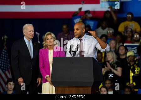 Bowie, Stati Uniti d'America. 07th Nov 2022. WES Moore, candidato per il governatore del Maryland, parla ad un partito democratico del Maryland uscire il Rally di voto con il presidente Joe Biden alla Bowie state University a Bowie, Maryland 8 novembre 2022. (Foto di Dominick Sokotoff/Sipa USA) Credit: Sipa USA/Alamy Live News Foto Stock