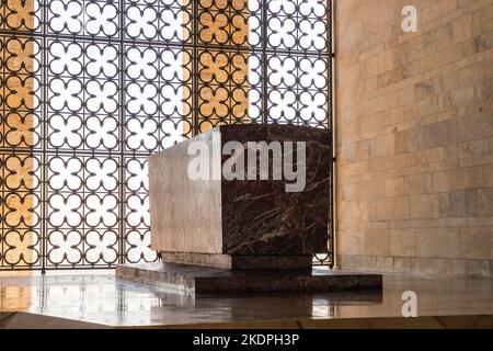 Anitkabir Ankara Turchia 10 2022 novembre: Il mausoleo di Mustafa Kemal Ataturk ad Ankara - soldati in servizio e la gente in visita Foto Stock