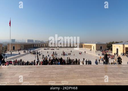 Anitkabir Ankara Turchia 10 2022 novembre: Il mausoleo di Mustafa Kemal Ataturk ad Ankara - soldati in servizio e la gente in visita Foto Stock