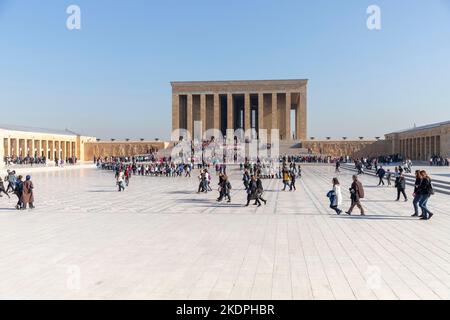 Anitkabir Ankara Turchia 10 2022 novembre: Il mausoleo di Mustafa Kemal Ataturk ad Ankara - soldati in servizio e la gente in visita Foto Stock