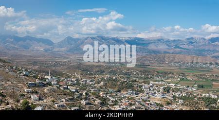 Splendida vista panoramica sulla campagna delle montagne albanesi balcaniche da Saranda, Albania meridionale, in una giornata di sole Foto Stock