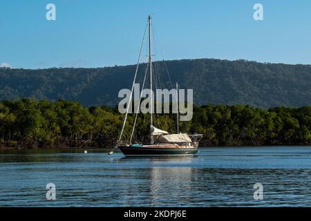 Barche ormeggiate a Dickson Inlet a Port Douglas, Queensland, Australia Foto Stock