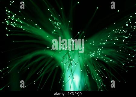 Astratto sfondo verde tecnologia da fibra ottica incandescente Foto Stock