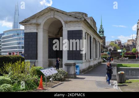 Tower Hill, Londra, Regno Unito - Aprile 30th 2015: I Trinity Square Gardens con i Tower Hill Memorials, i Mercantile Marine War Memorials. Foto Stock