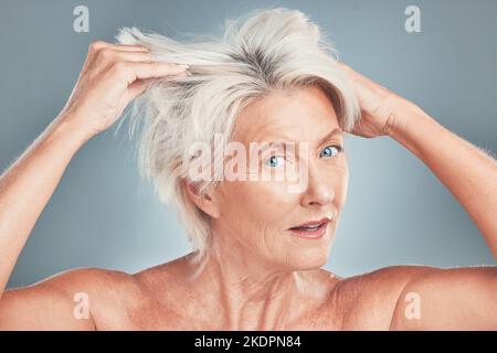Capelli disordinati, donna e modello senior in cerca di cura dei capelli, benessere e taglio parrucchiere salone. Ritratto di una persona anziana di Amsterdam con testa a letto Foto Stock