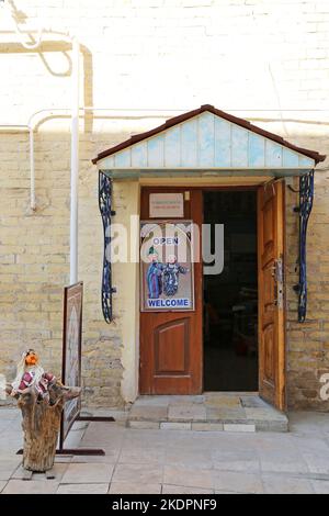 Laboratorio di marionette, Via Bakhauddin Naqshbandi, Centro storico, Bukhara, Provincia di Bukhara, Uzbekistan, Asia centrale Foto Stock