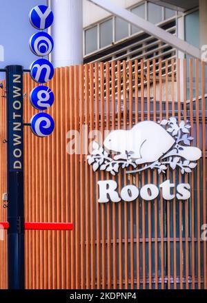 Toronto, Canada - 5 novembre 2022: Logo Roots in Yonge St., nel centro città. Foto Stock