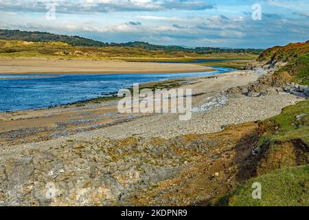 Guardando il fiume Ogmore dalla spiaggia di Ogmore sulla Glamorgan Heritage Coast in un pomeriggio di sole ottobre Foto Stock