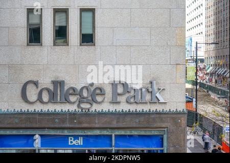 Toronto, Canada - 5 novembre 2022: Segno del College Park edificio in Yonge St. La struttura è parte del patrimonio della città Foto Stock