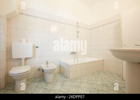 Bagno semplice all'interno dell'appartamento in una vecchia casa di campagna Foto Stock