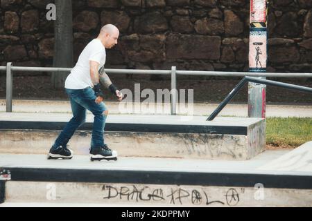 Valencia, Spagna - Settembre 12 2022: Un giovane in sella a uno skateboard in uno skatepark in un parco pubblico in estate Foto Stock