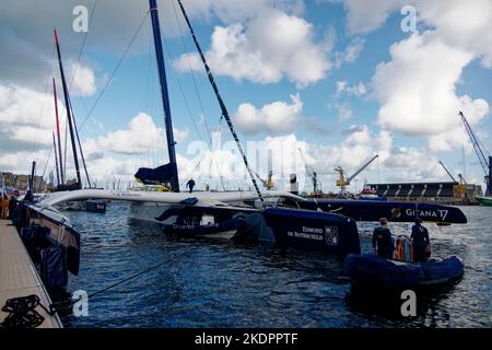 Saint-Malo, Francia. 4th Nov 2022. Edmond de Rothschild (Gitana 17), skippering di Charles Caudrelier in attesa dell'inizio della Route du Rhum. Foto Stock