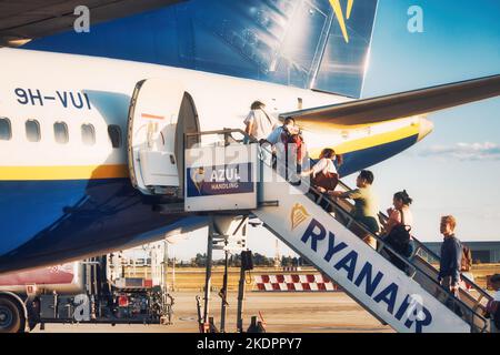 Valencia, Spagna - Settembre 15 2020: Passeggeri a bordo di una compagnia aerea Ryanair bilancio volo attraverso la porta posteriore Foto Stock