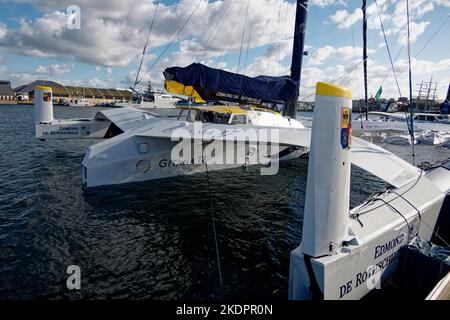 Saint-Malo, Francia. 4th Nov 2022. Edmond de Rothschild (Gitana 17), skippering di Charles Caudrelier in attesa dell'inizio della Route du Rhum. Foto Stock