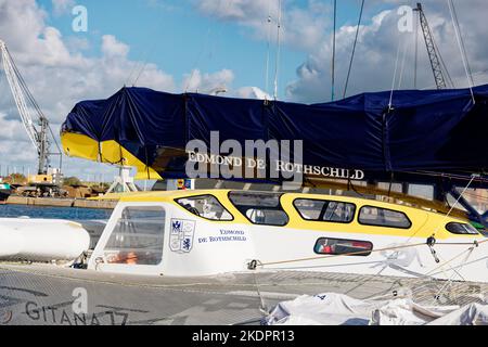 Saint-Malo, Francia. 4th Nov 2022. Edmond de Rothschild (Gitana 17), skippering di Charles Caudrelier in attesa dell'inizio della Route du Rhum. Foto Stock