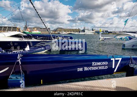 Saint-Malo, Francia. 4th Nov 2022. Edmond de Rothschild (Gitana 17), skippering di Charles Caudrelier in attesa dell'inizio della Route du Rhum. Foto Stock