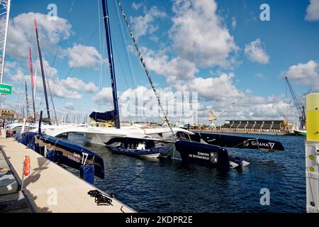 Saint-Malo, Francia. 4th Nov 2022. Edmond de Rothschild (Gitana 17), skippering di Charles Caudrelier in attesa dell'inizio della Route du Rhum. Foto Stock