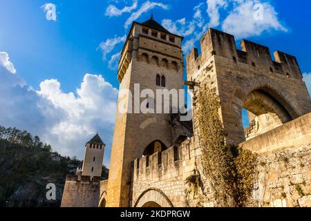 Ponte medievale Valentré sul fiume Lot a Cahors in Occitanie, Francia Foto Stock