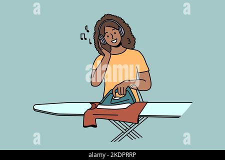 Giovane donna sorridente in cuffie stirare vestiti a casa. Ragazza afro-americana felice ascoltare musica in auricolari fare faccende casa. Illustrazione vettoriale. Illustrazione Vettoriale