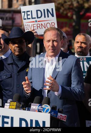 Bronx, New York, Stati Uniti. 7th Nov 2022. Il candidato repubblicano alla gubernatoria Lee Zeldin e il compagno di corsa Alison Esposito hanno tenuto una conferenza stampa presso la stazione della metropolitana di Morrison Avenue nel Bronx, dove un uomo è stato pugnalato al collo la domenica mattina. Questo è dopo che Bill Clinton scherzò circa il crimine della metropolitana alle stelle in un evento per Kathy Hochul. (Credit Image: © Steve Sanchez/Pacific Press via ZUMA Press Wire) Foto Stock