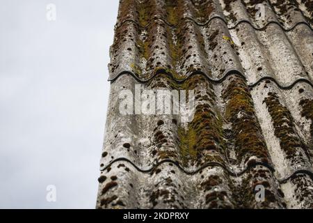 Primo piano sul tetto ondulato in amianto nel prossimo edificio in Polonia Foto Stock