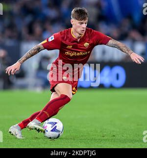 Roma, Italia. 06th Nov 2022. Nicola Zalewski di AS Roma durante la Serie Un incontro tra Roma e Lazio allo Stadio Olimpico di Roma il 6 novembre 2022. Credit: Giuseppe Maffia/Alamy Live News Foto Stock
