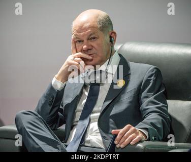 Scharm El Scheich, Egitto. 08th Nov 2022. Il cancelliere tedesco OLAF Scholz (DOCUP) segue gli interventi dell'evento collaterale "accelerare l'adattamento in Africa” alla Conferenza mondiale sul clima delle Nazioni Unite. In Egitto, quasi 200 paesi trascorrono due settimane a negoziare come accelerare la lotta contro la crisi climatica. Credit: Michael Kappeler/dpa/Alamy Live News Foto Stock