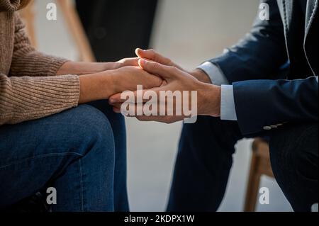 Primo piano immagine delle mani mans tenendo le mani dei womans Foto Stock
