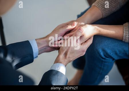 Primo piano immagine delle mani mans tenendo le mani dei womans Foto Stock