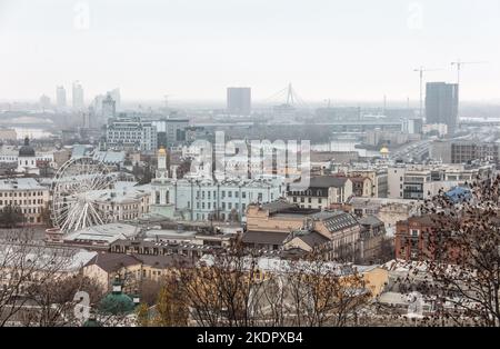 KIEV, UCRAINA - 05 novembre 2022: Vista dall'alto della ruota panoramica e delle case nel centro della città di Kiev in un giorno autunnale. Kontraktova Square in hist Foto Stock