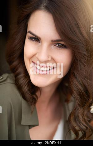 Lasciare che la sua fiducia brillano attraverso. Ritratto di una bella giovane donna sorridente con fiducia. Foto Stock