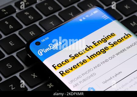 La pagina del motore di ricerca PimEyes Face viene visualizzata sullo smartphone. Stafford, Regno Unito, 8 novembre 2022 Foto Stock