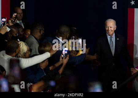 Bowie, Stati Uniti. 07th Nov 2022. Il presidente Joe Biden cammina sul palco. Il presidente Joe Biden partecipa a un partito democratico del Maryland uscire il Rally di voto per il candidato gubernatorial Wes Moore davanti ai 2022 Midterms. Credit: SOPA Images Limited/Alamy Live News Foto Stock