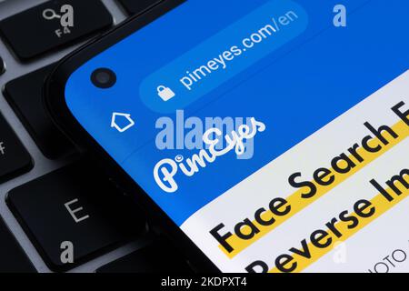 La pagina del motore di ricerca PimEyes Face viene visualizzata sullo smartphone. Stafford, Regno Unito, 8 novembre 2022 Foto Stock