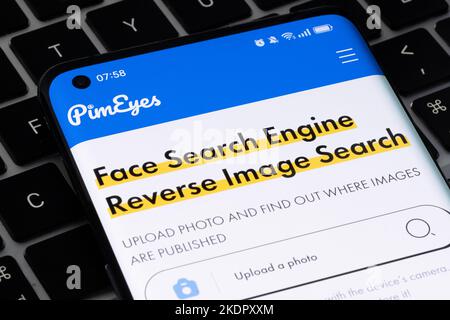 La pagina del motore di ricerca PimEyes Face viene visualizzata sullo smartphone. Stafford, Regno Unito, 8 novembre 2022 Foto Stock