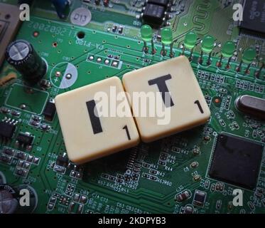 IT - Information Technology - lettere / parole scrabble su un PCB elettronico Foto Stock