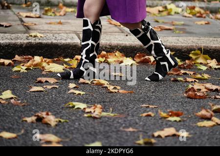 Una donna in un paio di stivali al ginocchio con stampa animale cammina attraverso Downing Street, Londra. Data immagine: Martedì 8 novembre 2022. Foto Stock